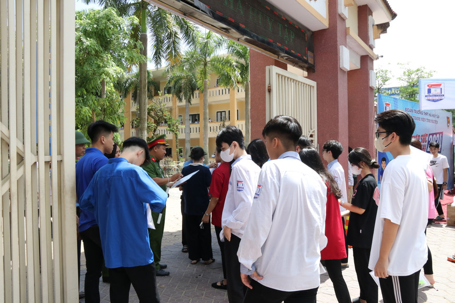 Các thí sinh bước vào điểm thi Trường THPT Hà Huy Tập. Ảnh: Phạm Tâm Các thí sinh bước vào điểm thi Trường THPT Hà Huy Tập. Ảnh: Phạm Tâm
