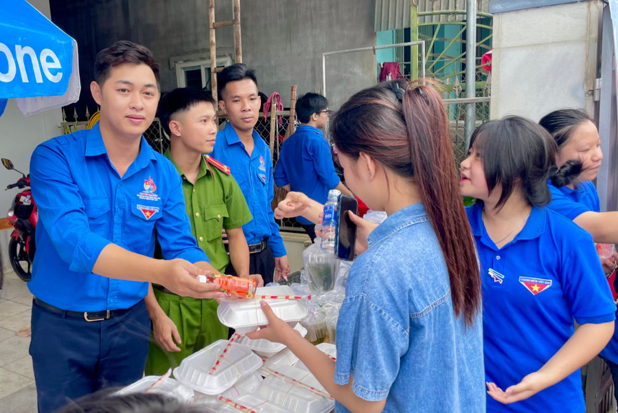 Những suất cơm ý nghĩa đến với các em thí sinh nghèo của huyện Tương Dương. Những suất cơm ý nghĩa đến với các em thí sinh nghèo của huyện Tương Dương.