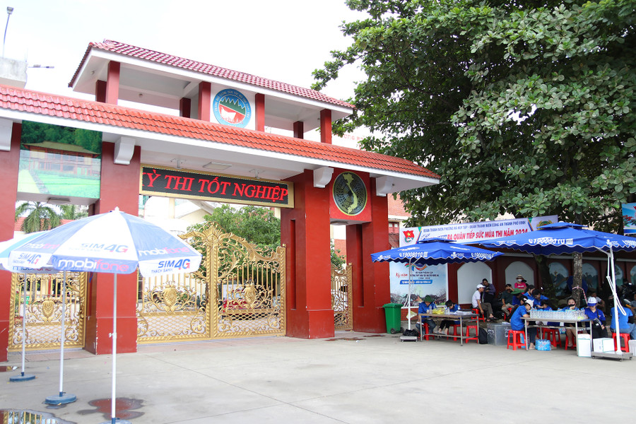 Điểm thi Trường THPT Dân tộc nội trú Nghệ An tại TP Vinh. Ảnh: Phạm Tâm Điểm thi Trường THPT Dân tộc nội trú Nghệ An tại TP Vinh. Ảnh: Phạm Tâm
