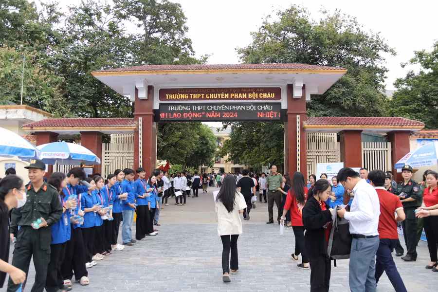 Điểm thi Trường THPT chuyên Phan Bội Châu vào sáng 27/6.