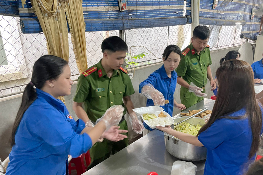 Các đoàn viên, thanh niên vào bếp chuẩn bị những suất cơm trưa cho thí sinh. Các đoàn viên, thanh niên vào bếp chuẩn bị những suất cơm trưa cho thí sinh.