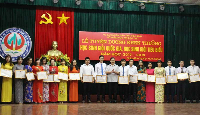 Tuyên dương khen thưởng học sinh giỏi quốc gia, học sinh giỏi tiêu biểu năm học 2017 – 2018