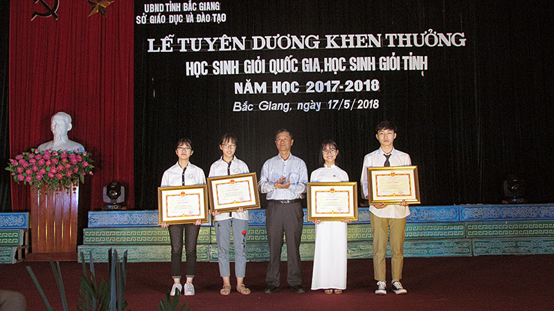 Đồng chí Đào Xuân Cần - Nguyên ủy viên TW Đảng, Nguyên Bí thư Tỉnh ủy Bắc Giang, Chủ tịch Hội Khuyến học tỉnh khen thưởng các em học sinh đạt thành tích xuất sắc tại cuộc thi khoa học kỹ thuật cấp quốc gia.