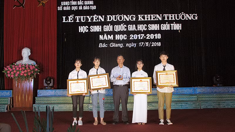 Đồng chí Đào Xuân Cần - Nguyên ủy viên TW Đảng, Nguyên Bí thư Tỉnh ủy Bắc Giang, Chủ tịch Hội Khuyến học tỉnh khen thưởng các em học sinh đạt thành tích xuất sắc tại cuộc thi khoa học kỹ thuật cấp quốc gia.