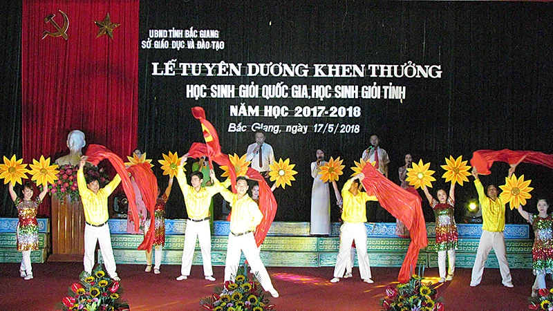 Vinh danh tập thể, cá nhân xuất sắc trong các kỳ thi chọn học sinh giỏi năm học 2017-2018