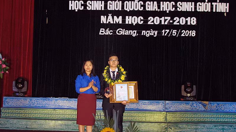 Đồng chí Đào Thị Hường - Phó Bí thư Tỉnh đoàn trao tặng học bổng Hoàng Hoa Thám cho em Trịnh Duy Hiếu.