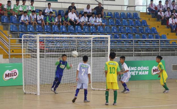 Được sự cổ vũ nhiệt tình của các cổ động viên, chủ nhà Phú Thọ (áo vàng) đã thắng Hà Giang với tỷ số 6-0 Được sự cổ vũ nhiệt tình của các cổ động viên, chủ nhà Phú Thọ (áo vàng) đã thắng Hà Giang với tỷ số 6-0