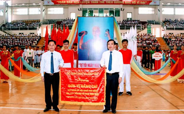 Ông Lê Mạnh Hùng – Phó Vụ trưởng Vụ Giáo dục thể chất tặng cờ lưu niệm cho đơn vị đăng cai - Sở GD&ĐT Phú Thọ Ông Lê Mạnh Hùng – Phó Vụ trưởng Vụ Giáo dục thể chất tặng cờ lưu niệm cho đơn vị đăng cai - Sở GD&ĐT Phú Thọ