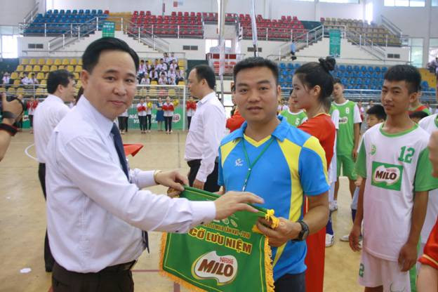 Ông Lê Mạnh Hùng tặng cờ lưu niệm cho các đội dự giải Ông Lê Mạnh Hùng tặng cờ lưu niệm cho các đội dự giải