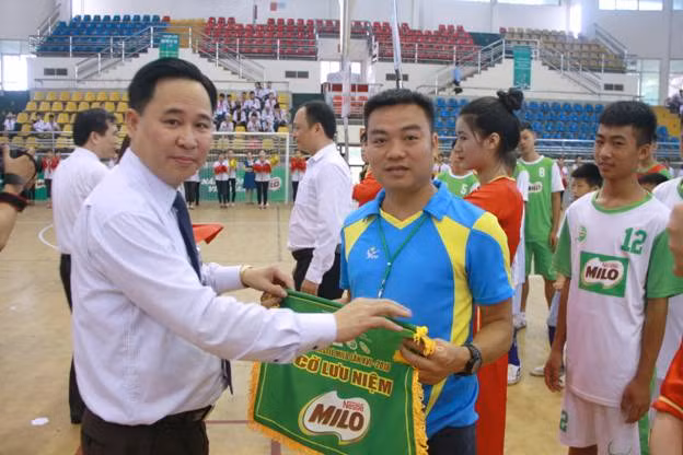 Ông Lê Mạnh Hùng tặng cờ lưu niệm cho các đội dự giải