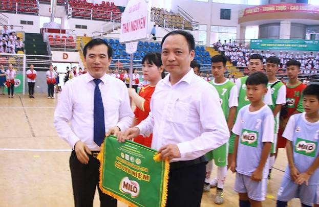 Ông Nguyễn Minh Tường – Giám đốc Sở GD&DT Phú Thọ, Trưởng Ban tổ chức giải tặng cờ lưu niệm cho các đoàn Ông Nguyễn Minh Tường – Giám đốc Sở GD&DT Phú Thọ, Trưởng Ban tổ chức giải tặng cờ lưu niệm cho các đoàn