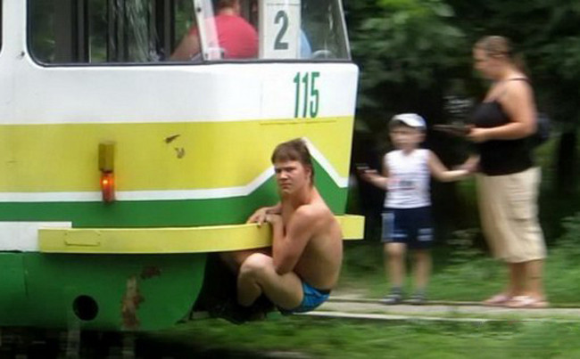 Nóng chảy mỡ, chị em tìm cách tắm nắng mọi lúc mọi nơi hình ảnh 2 nong chay mo, chi em tim cach tam nang moi luc moi noi hinh anh 2