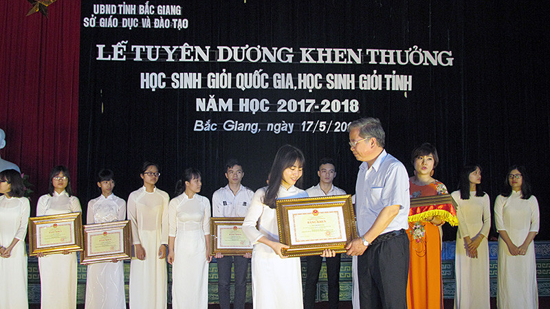 NGND. Nguyễn Đức Hiền - Tỉnh ủy viên, Giám đốc Sở GD&ĐT thừa ủy quyền Chủ tịch UBND tỉnh trao tặng Bằng khen cho các em học sinh đạt giải Nhì tại kỳ thi chọn HSG quốc gia.