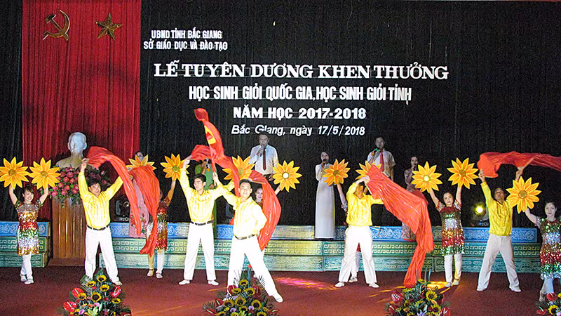 Tiết mục văn nghệ chào mừng của tập thể giáo viên, học sinh đến từ phòng GD&ĐT thành phố Bắc Giang.