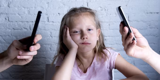 Điều xảy ra với những đứa trẻ có bố, mẹ nghiện điện thoại di động