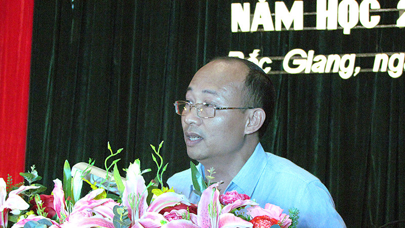 Đồng chí Trần Tuấn Nam - Phó Giám đốc Sở GD&ĐT trình bày báo cáo tại buổi Lễ.