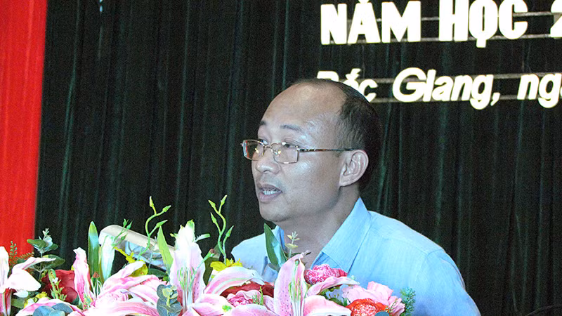 Đồng chí Trần Tuấn Nam - Phó Giám đốc Sở GD&ĐT trình bày báo cáo tại buổi Lễ.