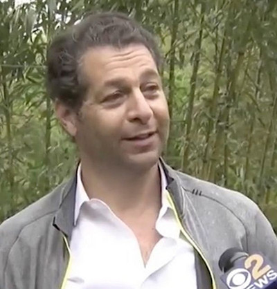 Anh Matthew nhanh chóng trả lại của cải bị mất cho nhà hàng xóm. Ảnh: CBS.