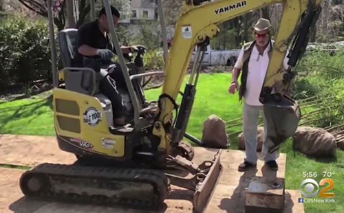 Kho báu sẽ còn nằm dưới đấtnếu gia đình anh Matthew không sửa vườn.