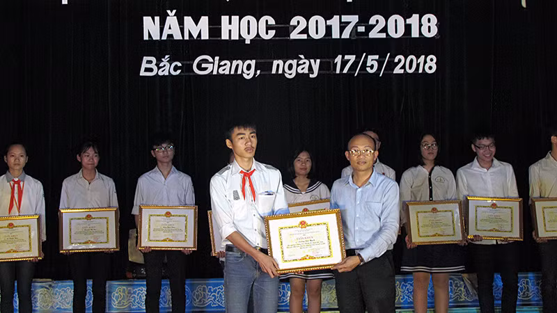 Đồng chí Trần Tuấn Nam - Phó Giám đốc Sở GD&ĐT trao tặng giấy khen cho các em học sinh đạt giải Nhất trong kỳ thi chọn HSG cấp tỉnh.