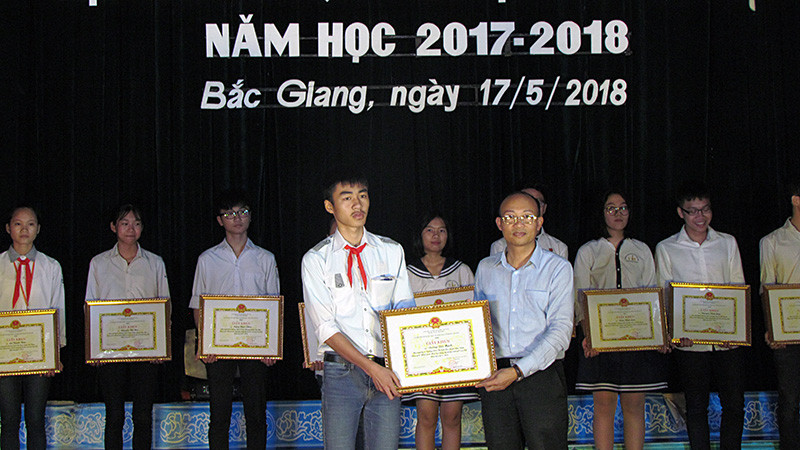 Đồng chí Trần Tuấn Nam - Phó Giám đốc Sở GD&ĐT trao tặng giấy khen cho các em học sinh đạt giải Nhất trong kỳ thi chọn HSG cấp tỉnh.
