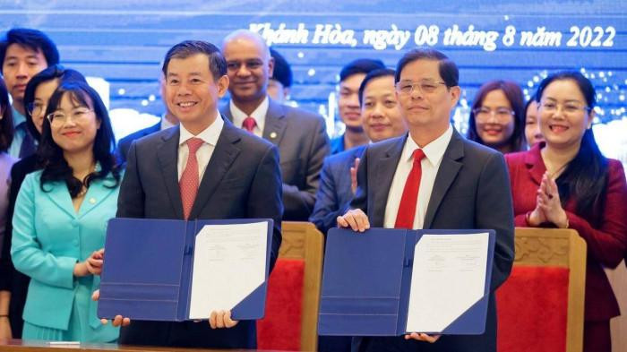 Đại diện UBND tỉnh Khánh Hòa và lãnh đạo Tập đoàn Vingroup ký thỏa thuận hợp tác triển khai chương trình “Người dân Khánh Hòa nói tiếng Anh”. Đại diện UBND tỉnh Khánh Hòa và lãnh đạo Tập đoàn Vingroup ký thỏa thuận hợp tác triển khai chương trình “Người dân Khánh Hòa nói tiếng Anh”.