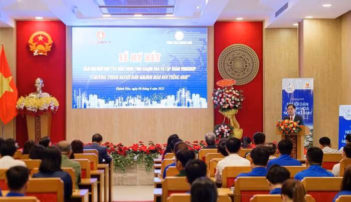 Chương trình “Người dân Khánh Hòa nói tiếng Anh” nhằm giúp người dân địa phương có thể giao tiếp tiếng Anh cơ bản, thúc đẩy phong trào nói tiếng Anh đi vào cuộc sống.