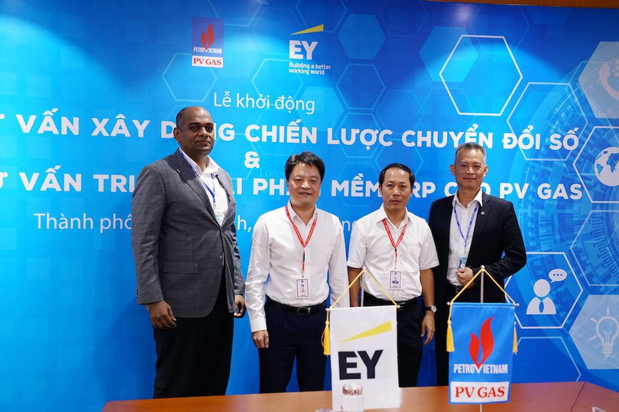 Tổng giám đốc PV GAS Hoàng Văn Quang và Phó Tổng giám đốc EY Phan Đằng Chương trao hoa lưu niệm trong nghi thức khởi động dự án Tổng giám đốc PV GAS Hoàng Văn Quang và Phó Tổng giám đốc EY Phan Đằng Chương trao hoa lưu niệm trong nghi thức khởi động dự án