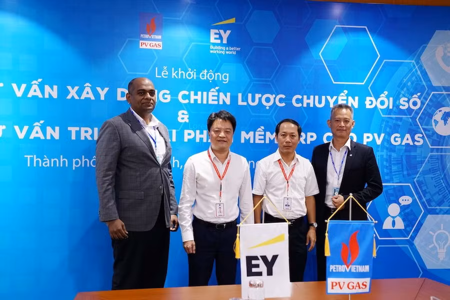 Tổng giám đốc PV GAS Hoàng Văn Quang và Phó Tổng giám đốc EY Phan Đằng Chương trao hoa lưu niệm trong nghi thức khởi động dự án