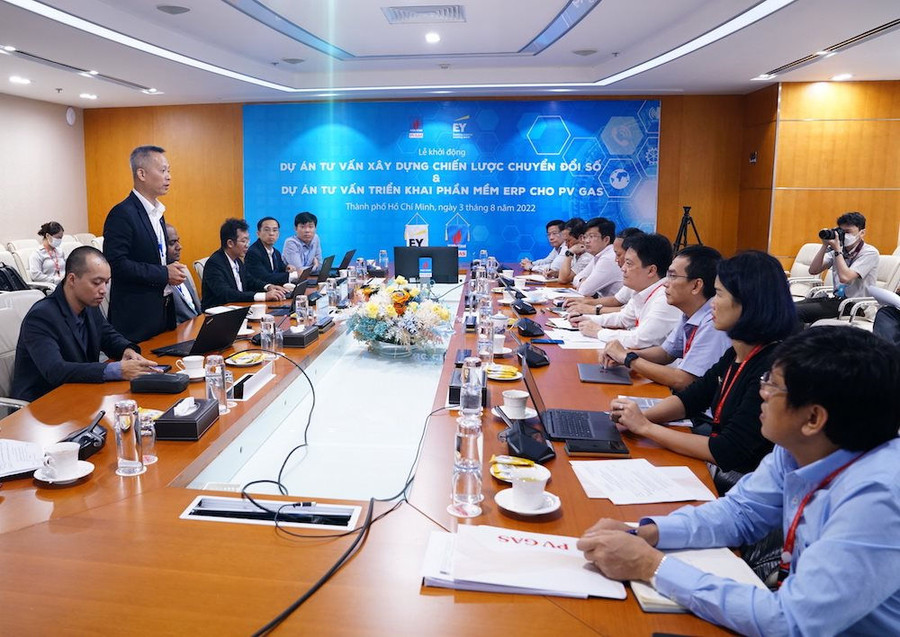 Ông Phan Đằng Chương trình bày kế hoạch tổng thể và chiến lược thực hiện dự án Ông Phan Đằng Chương trình bày kế hoạch tổng thể và chiến lược thực hiện dự án