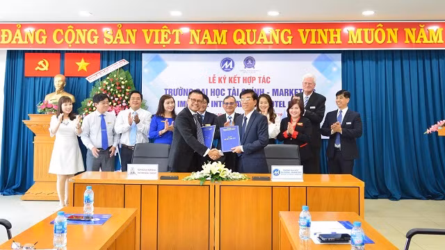 Đại diện UFM và Tập đoàn Imperial vui mừng với ký kết mình đạt được 