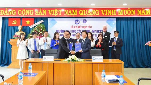 Đại diện UFM và Tập đoàn Imperial vui mừng với ký kết mình đạt được 