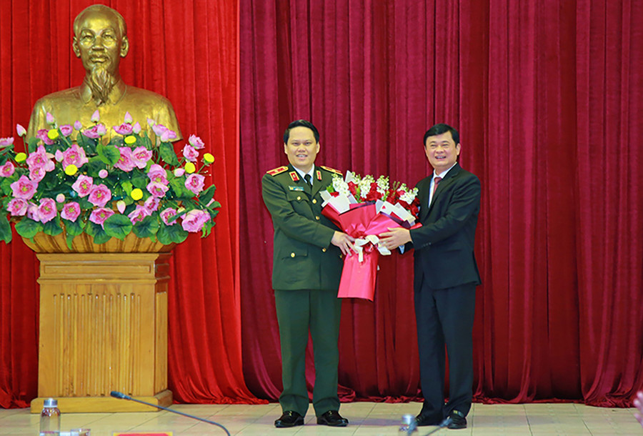 Bí thư Tỉnh ủy Nghệ An Thái Thanh Quý tặng hoa chúc mừng Thiếu tướng Bùi Quang Thanh. (Ảnh: Kim Oanh) Bí thư Tỉnh ủy Nghệ An Thái Thanh Quý tặng hoa chúc mừng Thiếu tướng Bùi Quang Thanh. (Ảnh: Kim Oanh)