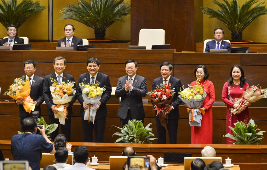 Chủ tịch Quốc hội Vương Đình Huệ tặng hoa chúc mừng một số ủy viên Ủy ban Thường vụ Quốc hội.