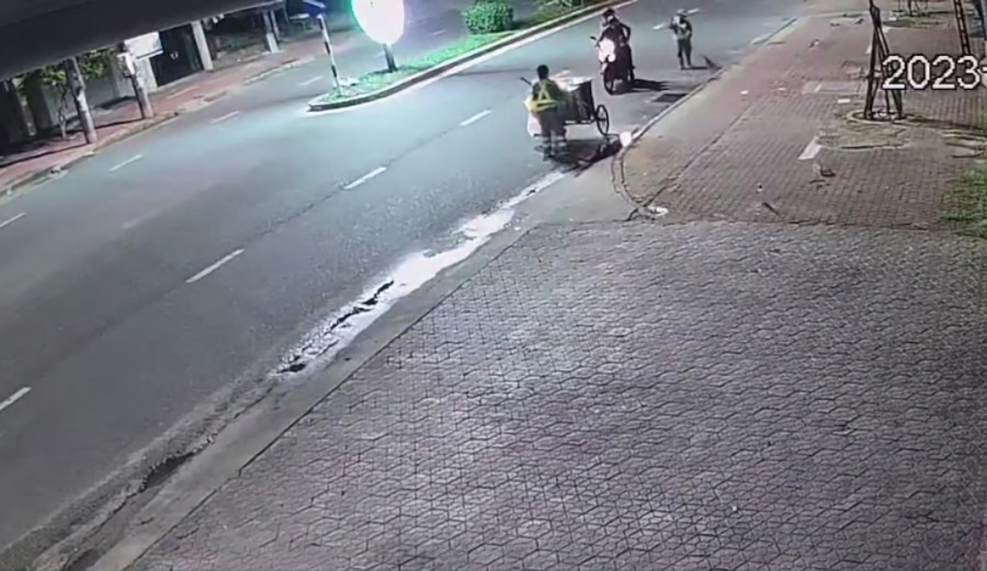 Camera nhà dân ghi lại cảnh hai thanh niên quay lại đôi co với hai nữ công nhân môi trường. Camera nhà dân ghi lại cảnh hai thanh niên quay lại đôi co với hai nữ công nhân môi trường.