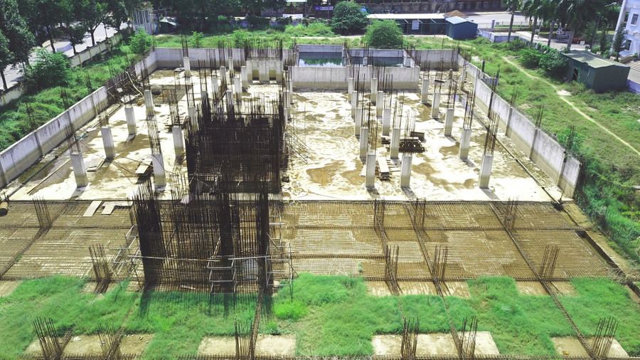 Sau hơn 6 năm kể từ ngày khởi công, dự án Khu y tế nghìn tỉ đồng mới chỉ xây phần móng rồi bỏ hoang hoá. Sau hơn 6 năm kể từ ngày khởi công, dự án Khu y tế nghìn tỉ đồng mới chỉ xây phần móng rồi bỏ hoang hoá.