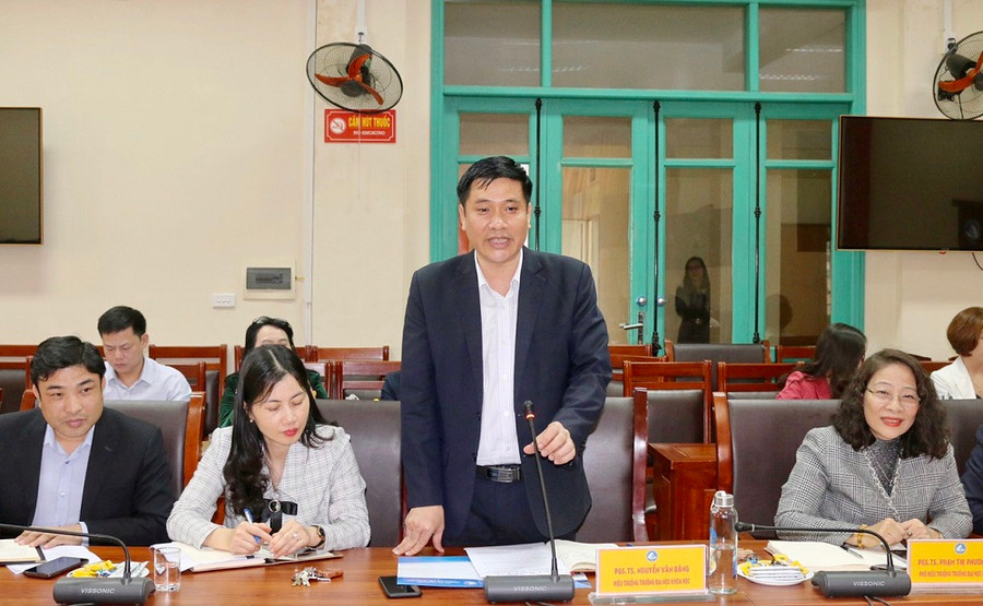 PGS.TS Nguyễn Văn Đăng, Bí thư Đảng uỷ, Hiệu trưởng trường Đại học Khoa học.