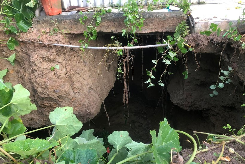 &quot;Hố tử thần&quot; rộng 10m, sâu hoắm tại nhà chị Lê Thị Nga (bản Na Hiêng, xã Châu Hồng). Ảnh: Phạm Tâm.