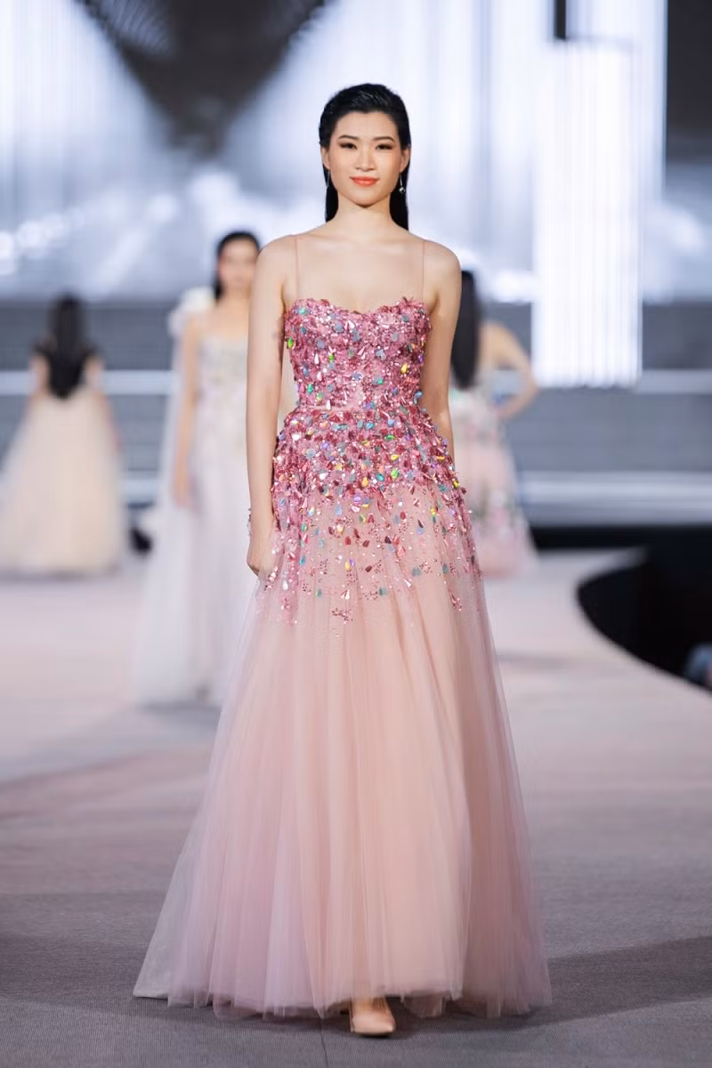 Bùng nổ đêm thời trang Miss World Việt Nam 2022 ảnh 8