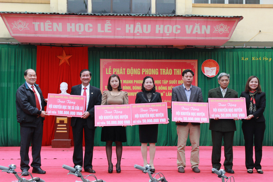 Tập đoàn Vingroup tặng 200 triệu đồng cho Hội khuyến học các huyện, thị xã