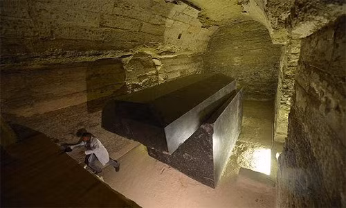 Mỗi chiếc quan tài đen có trọng lượng 100 tấn. Ảnh: Disclose.tv.