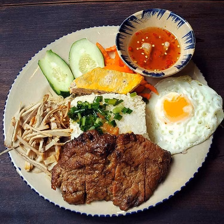 Món cơm tấm dùng kèm nước mắm “đốn tim” nhiều du khách nước ngoài Món cơm tấm dùng kèm nước mắm “đốn tim” nhiều du khách nước ngoài