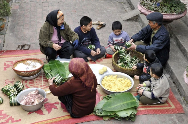 Gói bánh chưng, phong tục không thể thiếu trong ngày Tết.