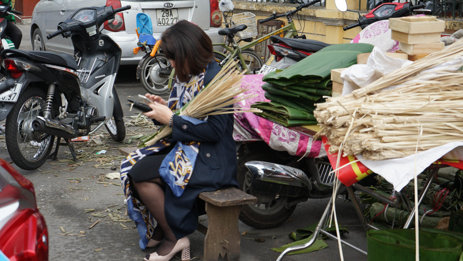 Chợ lá dong tại Trần Quý Cáp bán tất cả nguyên vật liệu để làm nên chiếc bánh chưng.