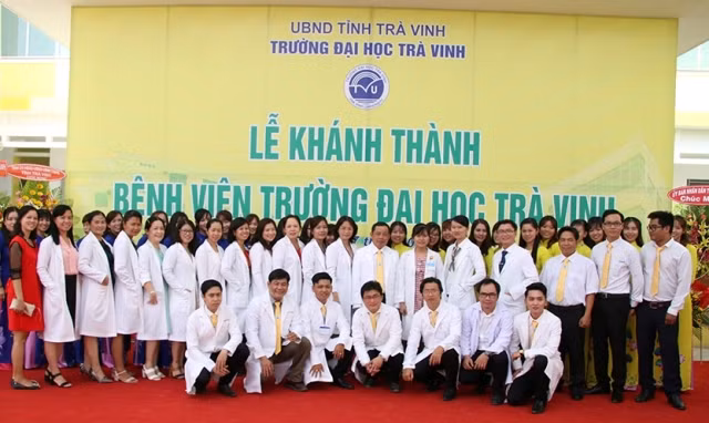 Các y bác sĩ và đội ngũ cán bộ trẻ của Bệnh viện Trường Đại học Trà Vinh