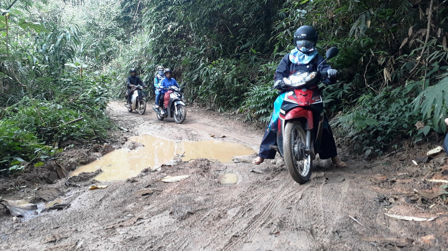  Con đường uốn lượn, đầy rẫy khó khăn không ngăn được chân các thầy cô gieo chữ.