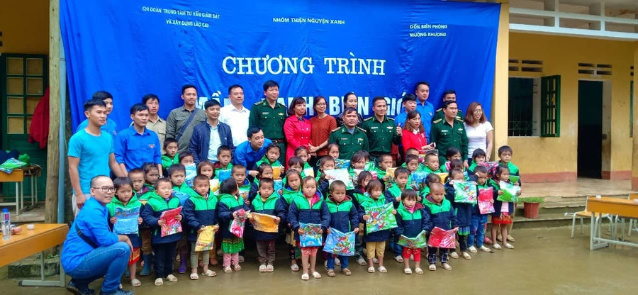 Tặng quà học sinh vùng cao Mường Khương