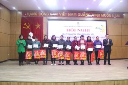 Công đoàn ngành Giáo dục Hà Nội tặng quà Tết cho giáo viên có hoàn cảnh khó khăn