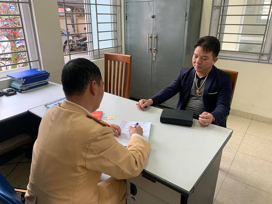 Lái xe Đỉnh làm việc với cảnh sát giao thông Lái xe Đỉnh làm việc với cảnh sát giao thông