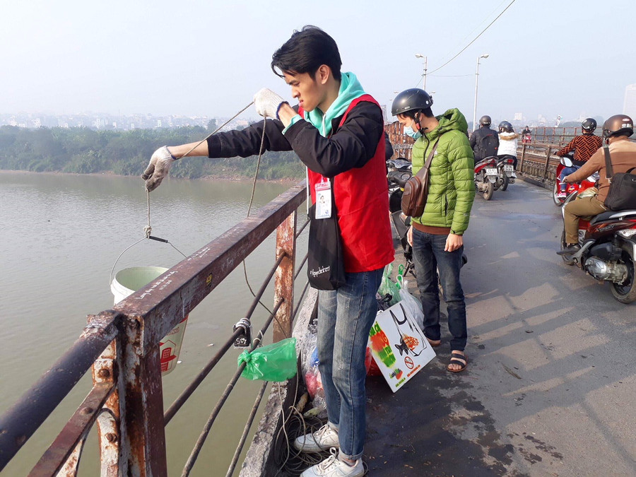 Giúp người dân thả cá chép xuống sông Hồng